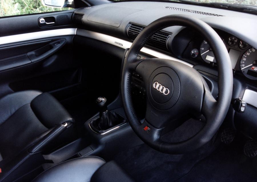 Торпедо Audi S4 Sedan (B5, 8D) 1997 года  (AU) (фото 3 из 3)